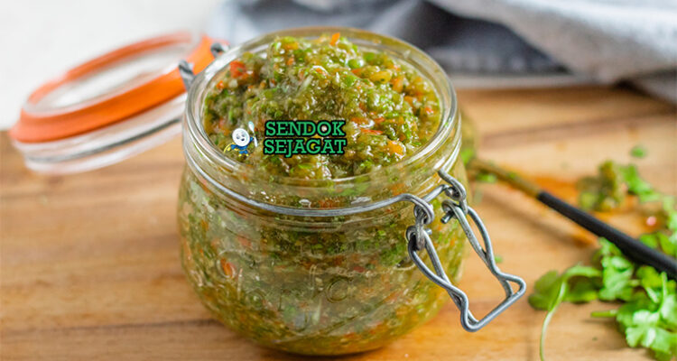 Sofrito Puerto Rico hijau cerah di toples kaca aji dulce culantro bawang putih olive oil