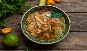 Sopa de Lima sup ayam jeruk lima tortilla strips cilantro di bowl saji