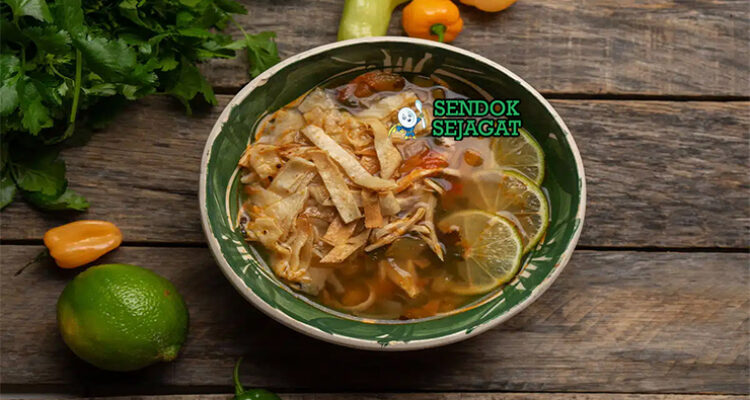 Sopa de Lima sup ayam jeruk lima tortilla strips cilantro di bowl saji