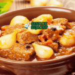 Stifado daging empuk bawang mutiara saus anggur di bowl saji