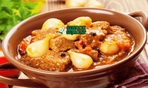Stifado daging empuk bawang mutiara saus anggur di bowl saji