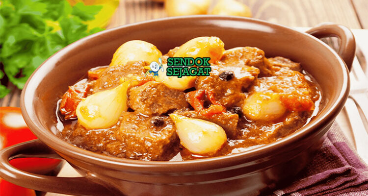 Stifado daging empuk bawang mutiara saus anggur di bowl saji