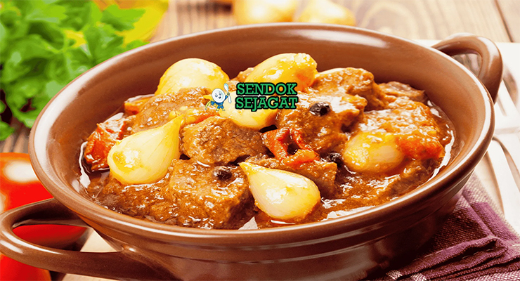 Stifado daging empuk bawang mutiara saus anggur di bowl saji
