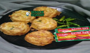 Tahu Fantasi keemasan renyah isi sayur udang saus di piring saji