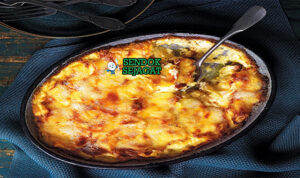 Tartiflette keju Reblochon meleleh golden bacon kentang creamy di loyang keramik