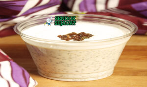 Thiakry puding couscous creamy yogurt kelapa kismis nanas mint di gelas tinggi
