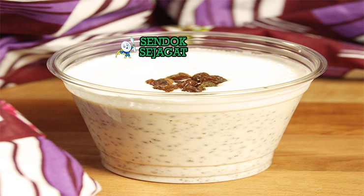 Thiakry puding couscous creamy yogurt kelapa kismis nanas mint di gelas tinggi