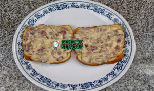 Tongue Toast Juicy Retro Khas New York Deli Tongue Toast sandwich lidah sapi irisan tipis tinggi rye bread mustard cornichon di piring deli