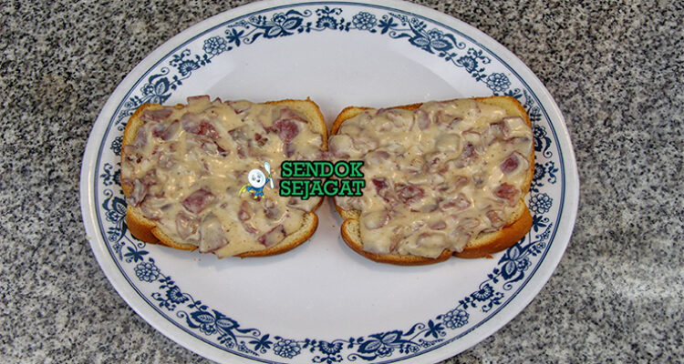 Tongue Toast sandwich lidah sapi irisan tipis tinggi rye bread mustard cornichon di piring deli
