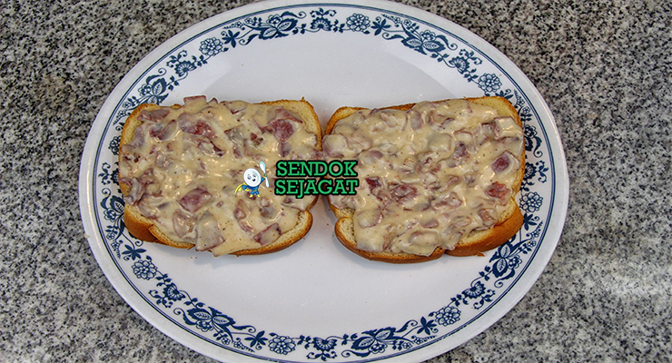 Tongue Toast sandwich lidah sapi irisan tipis tinggi rye bread mustard cornichon di piring deli