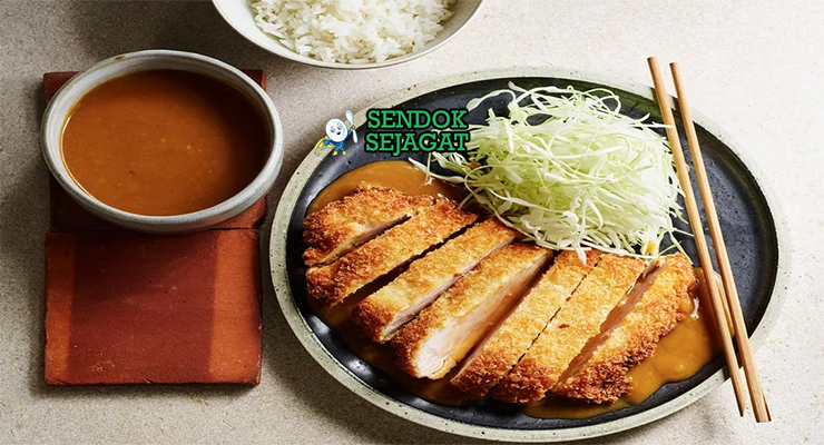Tonkatsu iris tebal panko garing saus kol di piring saji