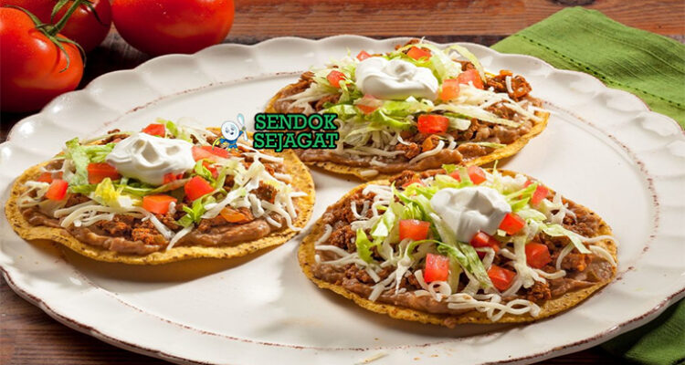 Tostadas tumpuk tinggi ayam tinga lettuce crema queso fresco aguacate salsa roja limau