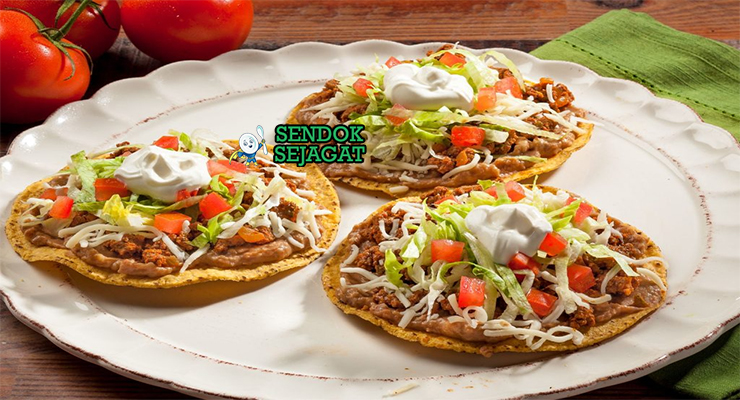 Tostadas tumpuk tinggi ayam tinga lettuce crema queso fresco aguacate salsa roja limau