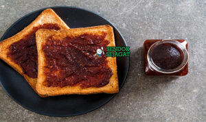 Vegemite on Toast roti panggang oles butter vegemite tipis potong diagonal di piring saji