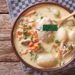 Waterzooi sup ayam krim wortel kentang daun bawang parsley di mangkuk saji