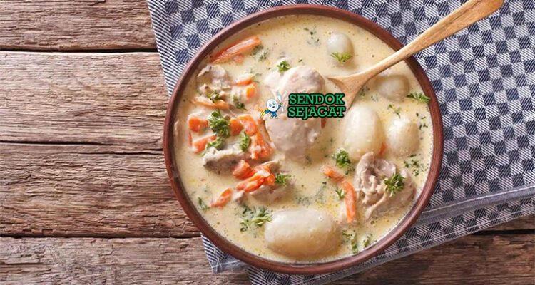 Waterzooi sup ayam krim wortel kentang daun bawang parsley di mangkuk saji