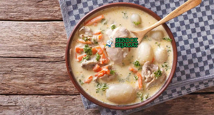 Waterzooi sup ayam krim wortel kentang daun bawang parsley di mangkuk saji