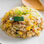 Yakimeshi nasi terpisah sempurna telur orak-arik chashu menma benishoga nori daun bawang di donburi