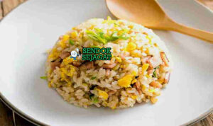 Yakimeshi Umami Ringan Khas Osaka Yakimeshi nasi terpisah sempurna telur orak-arik chashu menma benishoga nori daun bawang di donburi