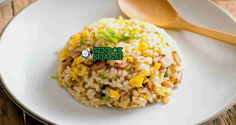 Yakimeshi nasi terpisah sempurna telur orak-arik chashu menma benishoga nori daun bawang di donburi