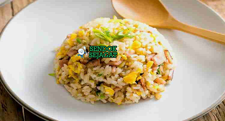 Yakimeshi nasi terpisah sempurna telur orak-arik chashu menma benishoga nori daun bawang di donburi