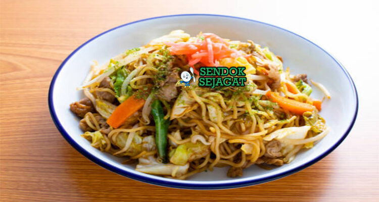 Yakisoba mie tumis sayur daging tabur aonori katsuobushi di mangkuk saji