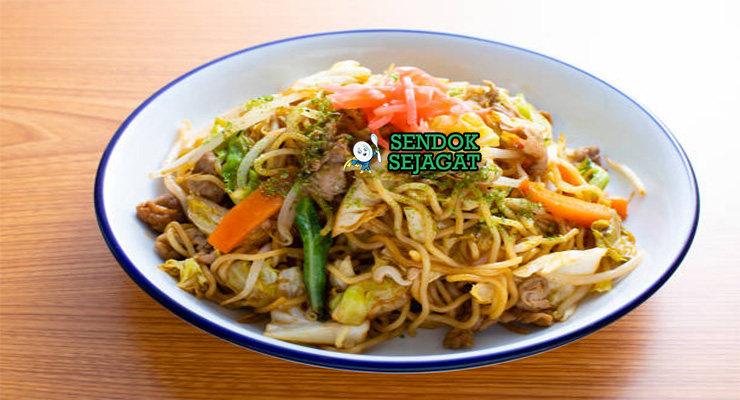 Yakisoba mie tumis sayur daging tabur aonori katsuobushi di mangkuk saji