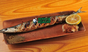 Yakizakana ikan tai bakar utuh kulit garing daikon parut jahe sudachi di piring kayu