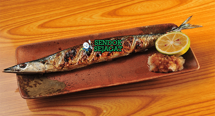 Yakizakana ikan tai bakar utuh kulit garing daikon parut jahe sudachi di piring kayu