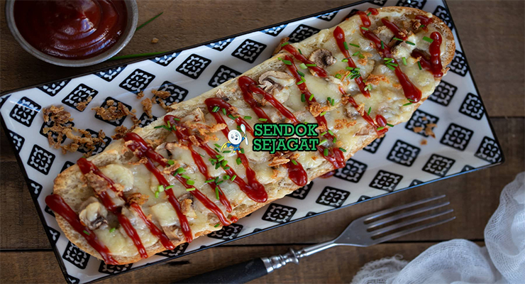 Zapiekanka baguette panjang keju gouda meleleh jamur bawang goreng saus mayo di atas kertas