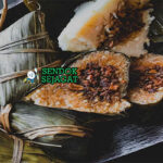 Zongzi segitiga daun bambu terbuka beras ketan pulen isi daging babi telur asin jamur harum