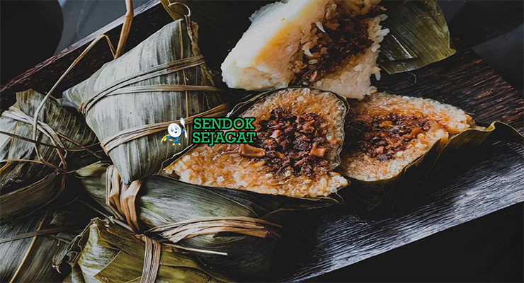 Zongzi segitiga daun bambu terbuka beras ketan pulen isi daging babi telur asin jamur harum
