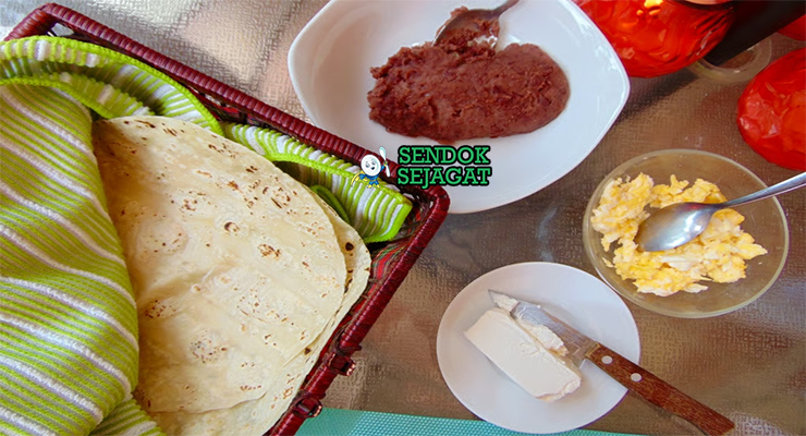 Bahan baleada tortilla gandum manteca refried beans crema Hondureña queso fresco aguacate ayam