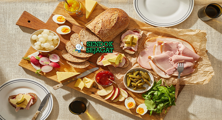 Bahan ploughman's lunch mature cheddar ham Branston pickle crusty bread pickled onions apple butter