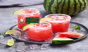 Agua Fresca Segar Tropis Khas Meksiko Agua Fresca gelas tinggi pink watermelon dingin es batu mint garnish limau wedges pitcher buah