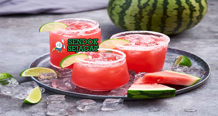 Agua Fresca gelas tinggi pink watermelon dingin es batu mint garnish limau wedges pitcher buah