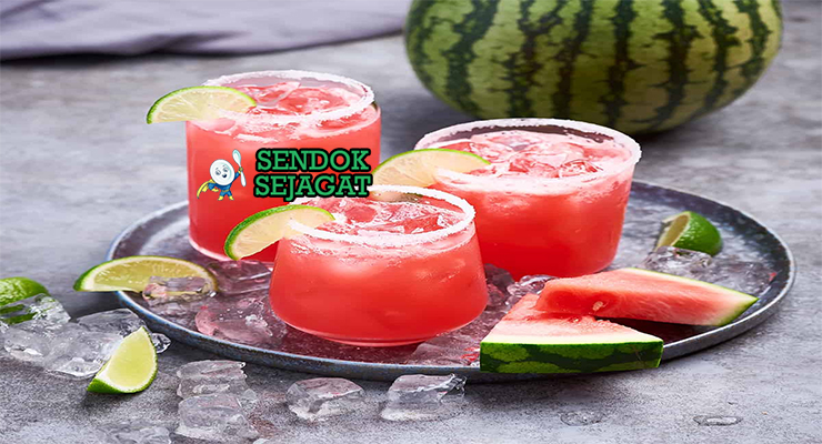 Agua Fresca gelas tinggi pink watermelon dingin es batu mint garnish limau wedges pitcher buah