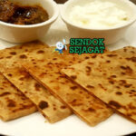Aloo Paratha roti gandum golden ghee isi kentang pedas yogurt achar mangga butter pat