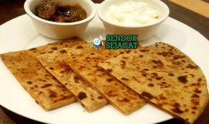 Aloo Paratha roti gandum golden ghee isi kentang pedas yogurt achar mangga butter pat