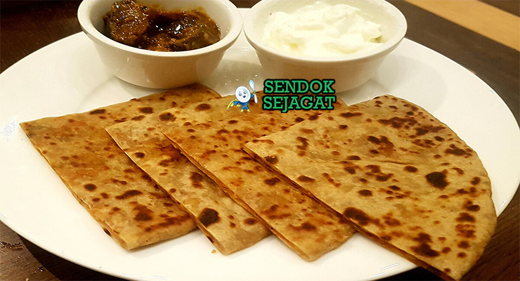 Aloo Paratha roti gandum golden ghee isi kentang pedas yogurt achar mangga butter pat
