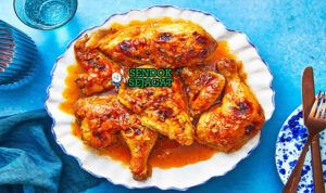 Apricot Chicken Retro Manis Asam Khas Australia Apricot Chicken ayam paha kulit garing saus aprikot mengkilap karamel peterseli nasi putih