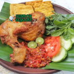 Ayam Penyet ayam goreng garing penyet sambal rawit merah bawang tomat terasi nasi lalapan timun kemangi