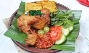 Ayam Penyet Nendang Pedas Khas Jawa Timur Ayam Penyet ayam goreng garing penyet sambal rawit merah bawang tomat terasi nasi lalapan timun kemangi