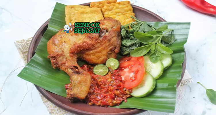Ayam Penyet ayam goreng garing penyet sambal rawit merah bawang tomat terasi nasi lalapan timun kemangi