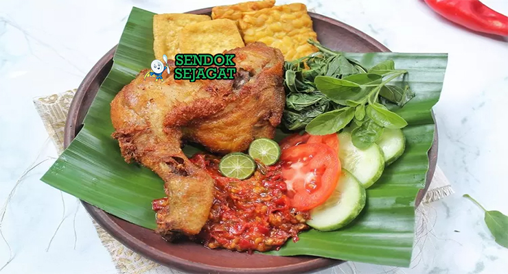 Ayam Penyet ayam goreng garing penyet sambal rawit merah bawang tomat terasi nasi lalapan timun kemangi