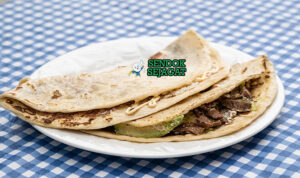 Baleada Con Todo Lembut Gurih Khas Honduras Baleada lipat setengah isi refried beans crema queso fresco telur ayam aguacate salsa roja