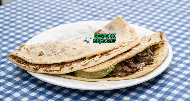 Baleada lipat setengah isi refried beans crema queso fresco telur ayam aguacate salsa roja