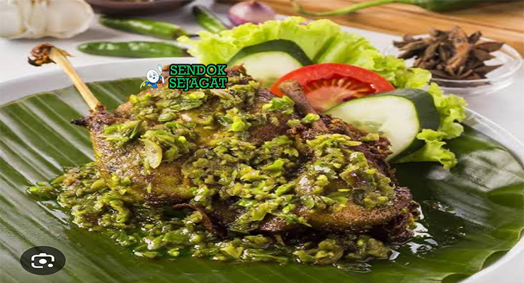 Bebek Cabe Ijo bebek goreng garing kulit siram sambal ijo lombok hijau cabe rawit tomat hijau nasi lalapan