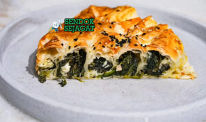Börek filo golden flaky isi spinach feta cheese atau minced meat potong segitiga yogurt dill