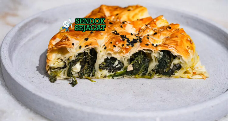 Börek filo golden flaky isi spinach feta cheese atau minced meat potong segitiga yogurt dill
